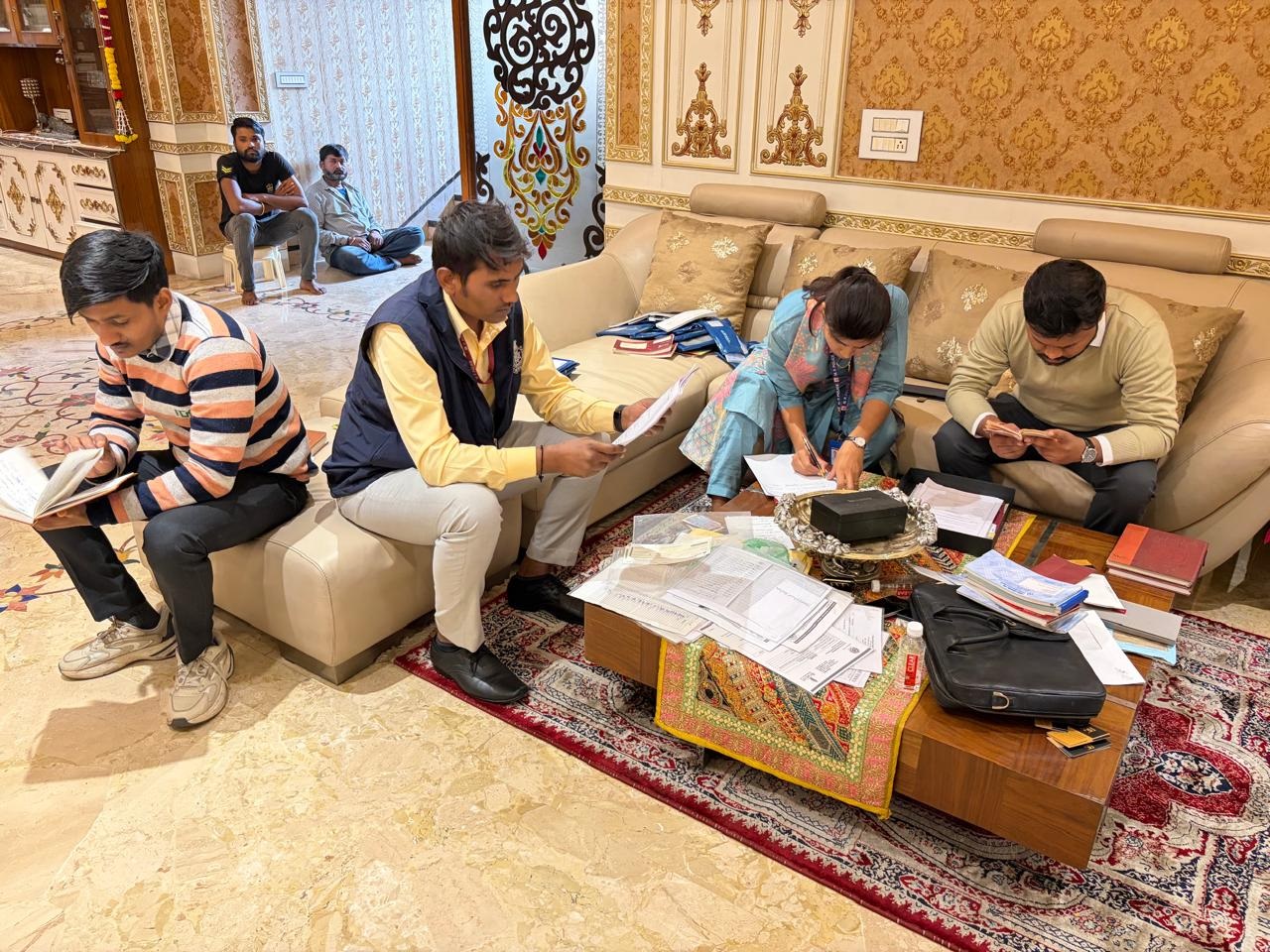 PunjabKesari, Bhopal Fraud, EOW Raid, Dilip Gupta Case, Investment Scam, High Profit Fraud, Fake Shares Scam, Crore Rupee Fraud, EOW Bhopal Investigation, Financial Crime Case,