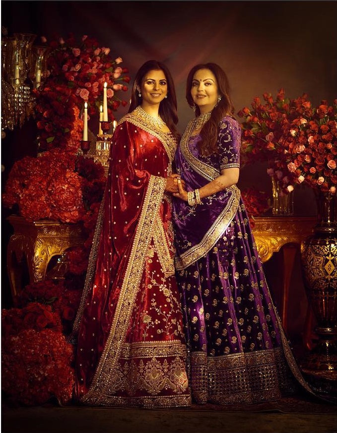 PunjabKesari, Nari, Isha ambani reception Look, velvet lehenga Image