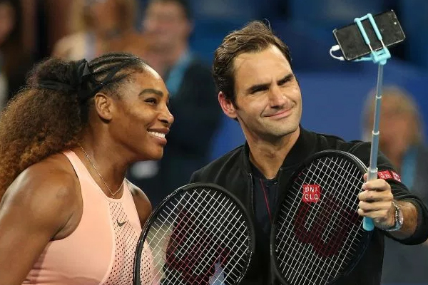 Serena Williams & Roger Federer Take Selfie during Hopman cup