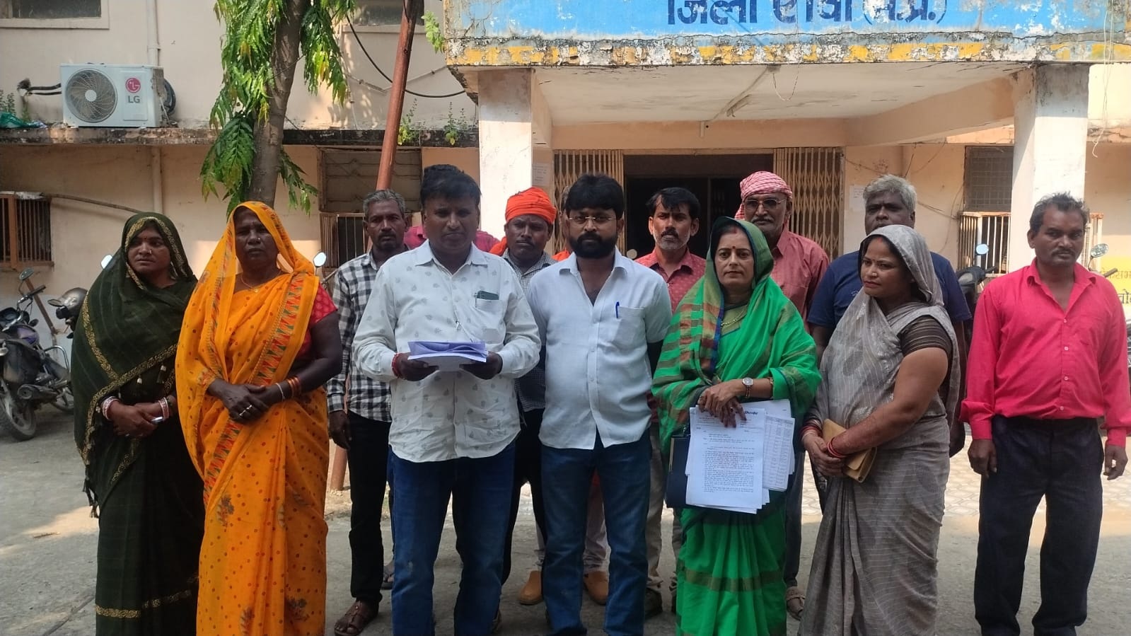 PunjabKesari, Rewa, Gram Panchayat, Nandna, Panchayat Secretary, Female Employment Assistant, False Allegation, Harassment, Panchayat Controversy, Investigation Demanded, Madhya Pradesh