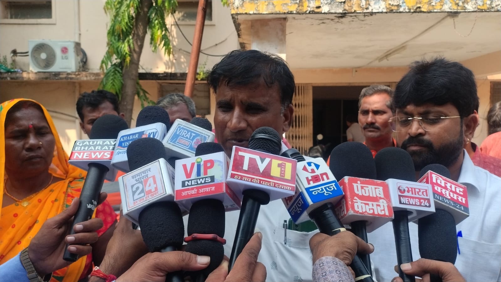 PunjabKesari, Rewa, Gram Panchayat, Nandna, Panchayat Secretary, Female Employment Assistant, False Allegation, Harassment, Panchayat Controversy, Investigation Demanded, Madhya Pradesh
