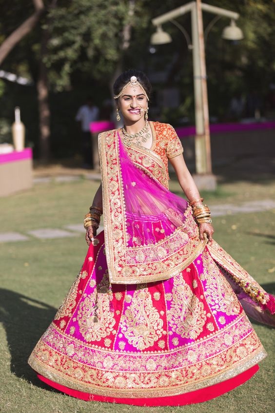 लहंगे के साथ अलग-अलग तरीके से कैरी करें दुपट्टा - different dupatta draping  style with your lehengas-mobile