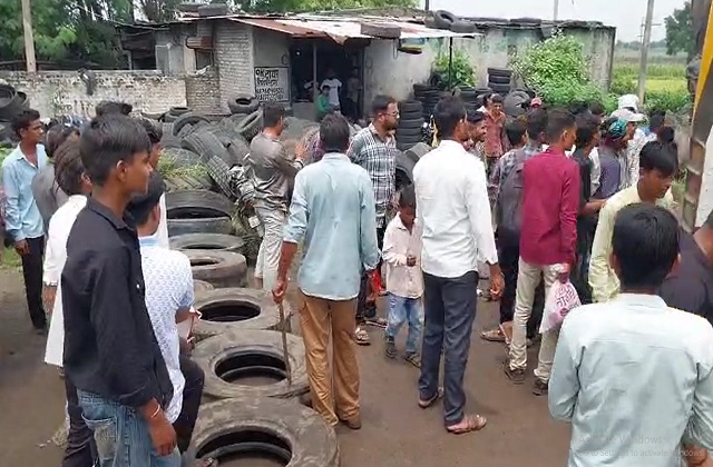 PunjabKesari, Protest, Khandwa News, Khandwa Roads, Khandwa Farmers, Road Protest Khandwa, Khandwa Traffic Jam, Khandwa Administration, Madhya Pradesh News, MP Farmers Protest, Rural Protest MP, Khandwa Dullhar Road, Bad Roads Khandwa, Farmers Movement MP, Traffic Jam News, CSP Khandwa, Police Action Khandwa