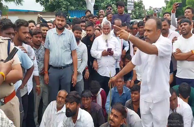 PunjabKesari , Protest, Khandwa News, Khandwa Roads, Khandwa Farmers, Road Protest Khandwa, Khandwa Traffic Jam, Khandwa Administration, Madhya Pradesh News, MP Farmers Protest, Rural Protest MP, Khandwa Dullhar Road, Bad Roads Khandwa, Farmers Movement MP, Traffic Jam News, CSP Khandwa, Police Action Khandwa