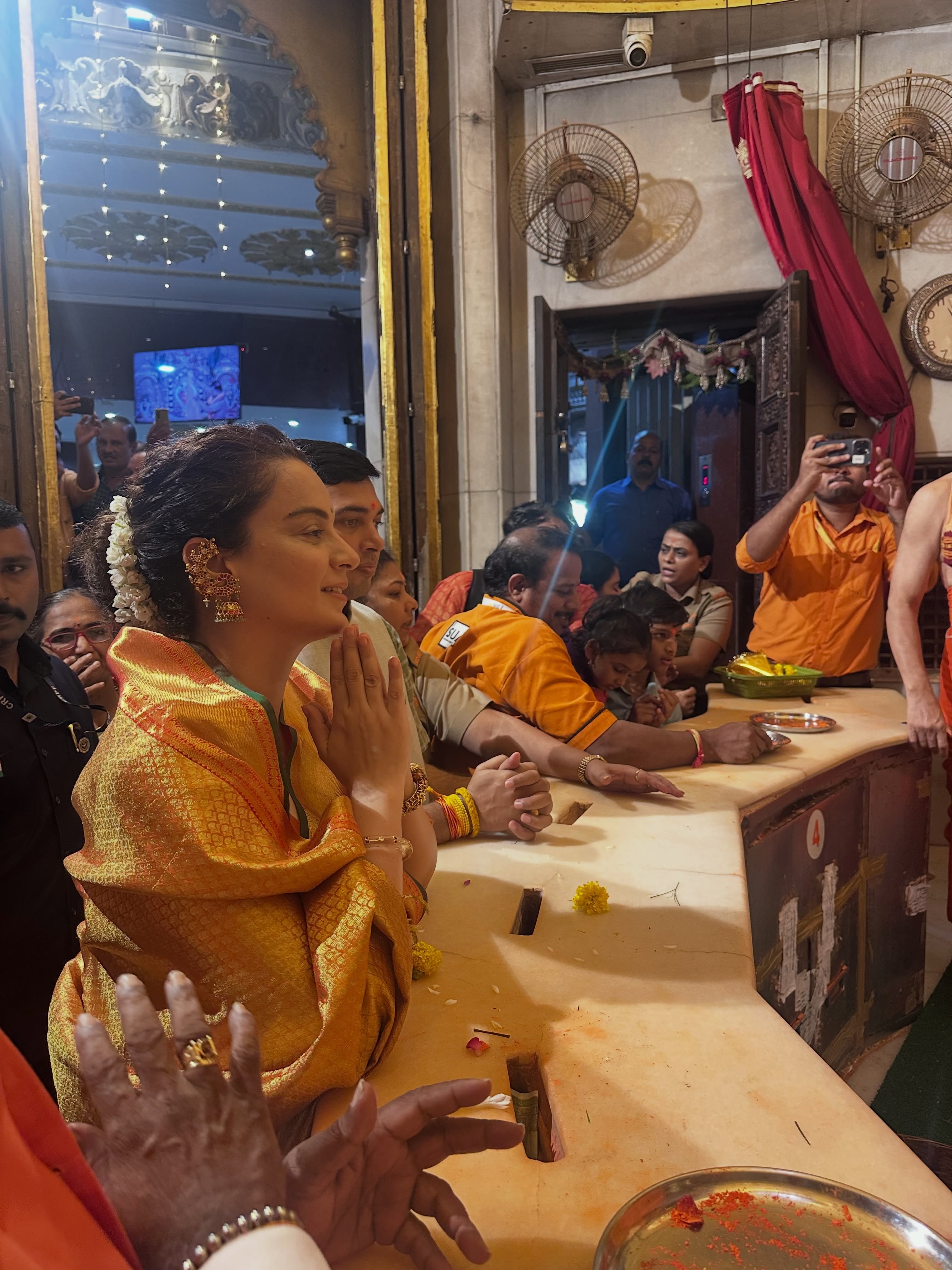Kangana Ranaut inSiddhivinayak Temple