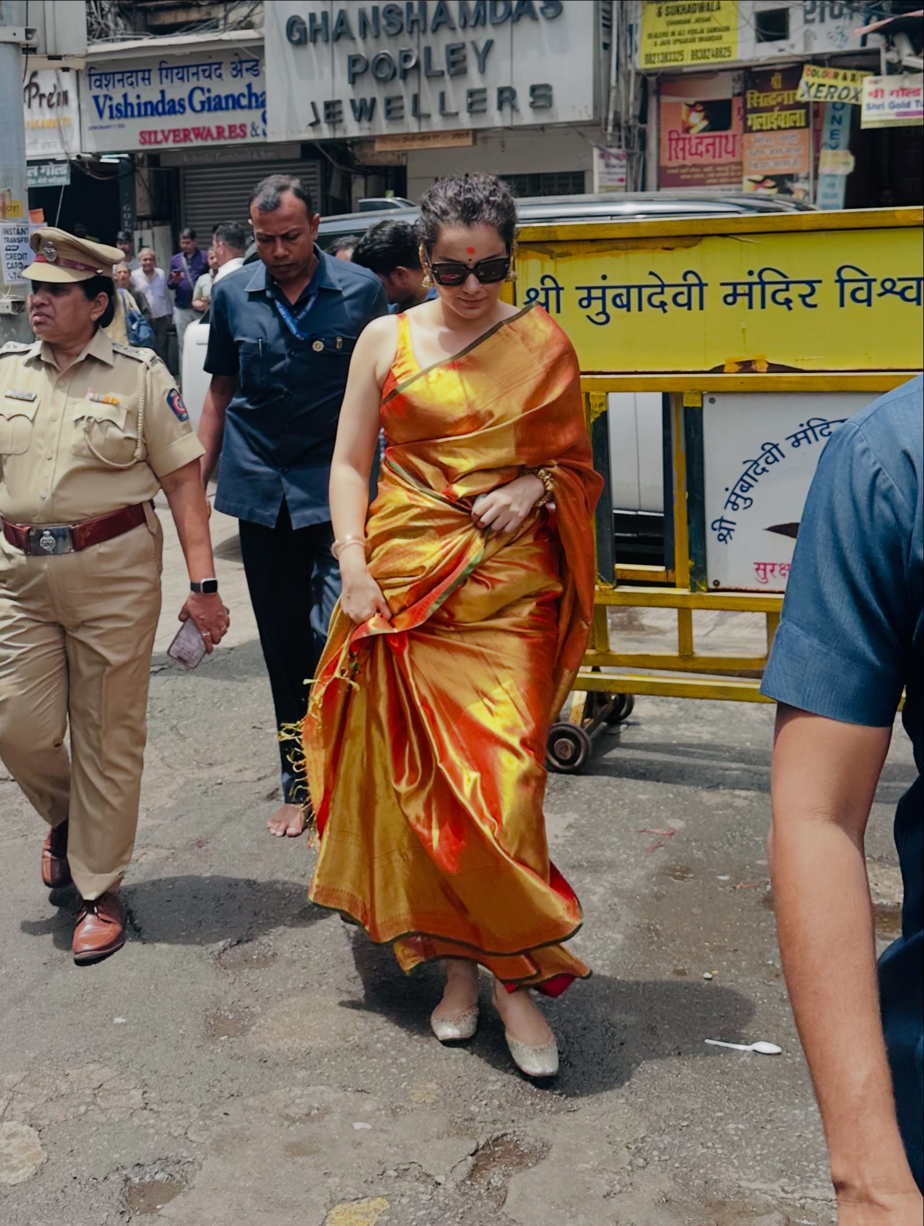 Kangana Ranaut inSiddhivinayak Temple