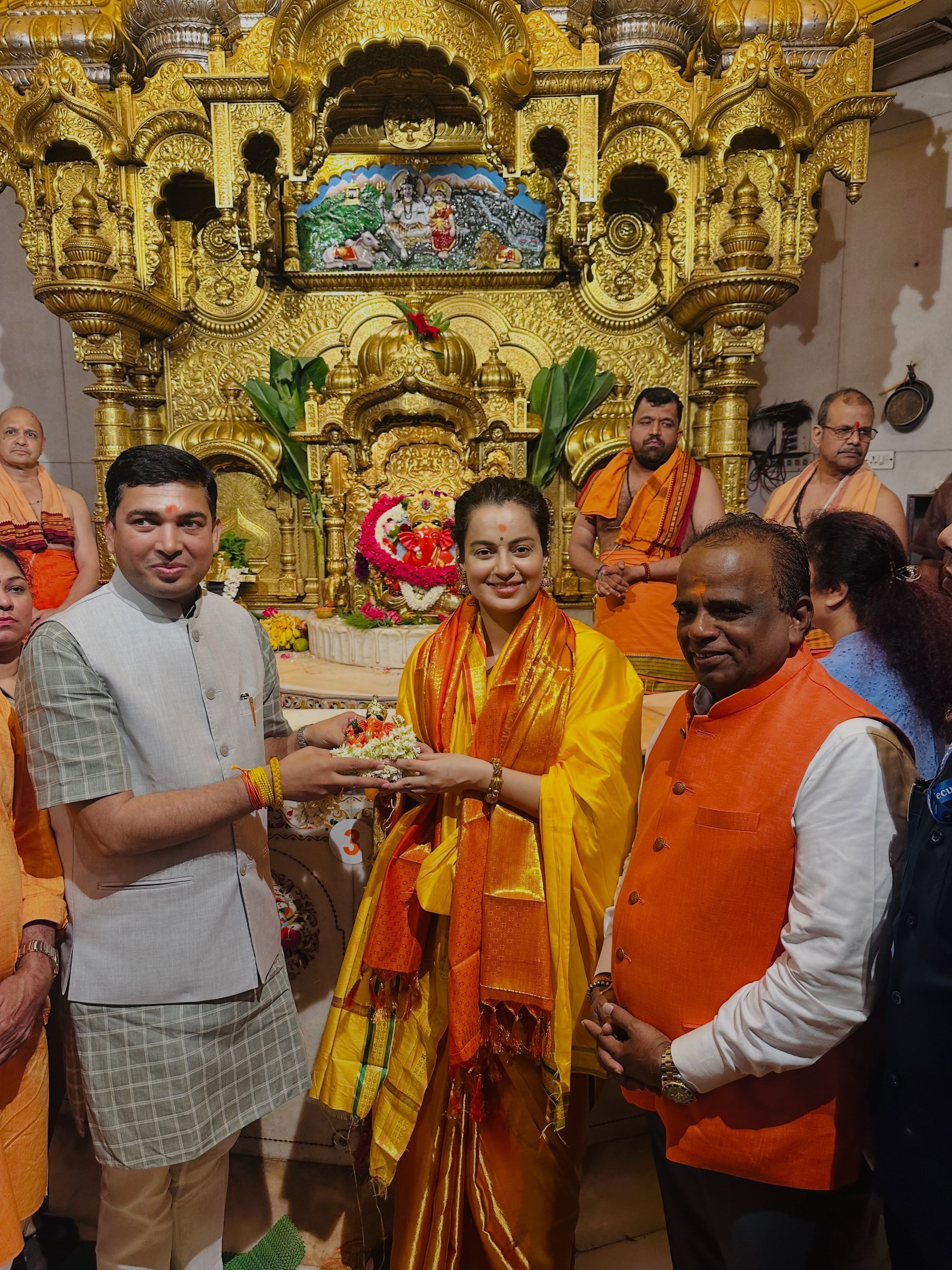  Kangana Ranaut inSiddhivinayak Temple