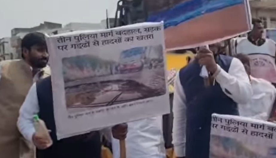 PunjabKesari, Khargone, Municipal Corporation, Opposition Protest, JCBSit, Development Issues, City Governance, Amrita Yadav, Deepak Rathore, MP Politics, Special Conference, Solar Power Plant,