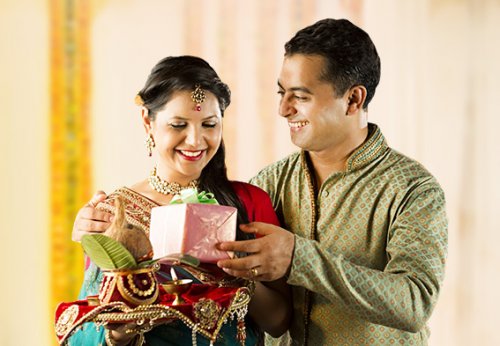 PunjabKesari Karwa Chauth 2022, Karwa Chauth Par Gift, Husband Wife, Karwa Chauth Niyam, Karwa chauth, Karwa chauth Date and Time, Karwa chauth Muhurat, Dharm