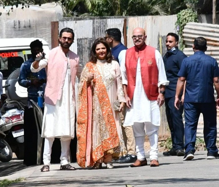 Pics महाशिवरात्रि पर पूजाअर्चना करने शिव मंदिर पहुंचे ऋतिक रोशन के