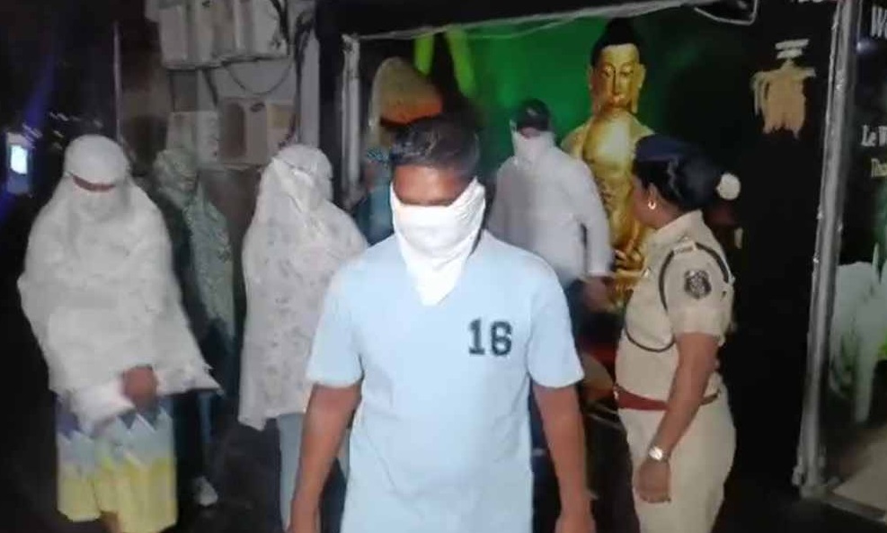 PunjabKesari, Bhilai News, Spa Raid, Sex Racket, Police Action, Junwani Area, Lorenz Spa, Le Wellness Spa, Durg Police, PIT Act, Padmashree Tanwar, Bharti Markam, Crime News, Chhattisgarh News 