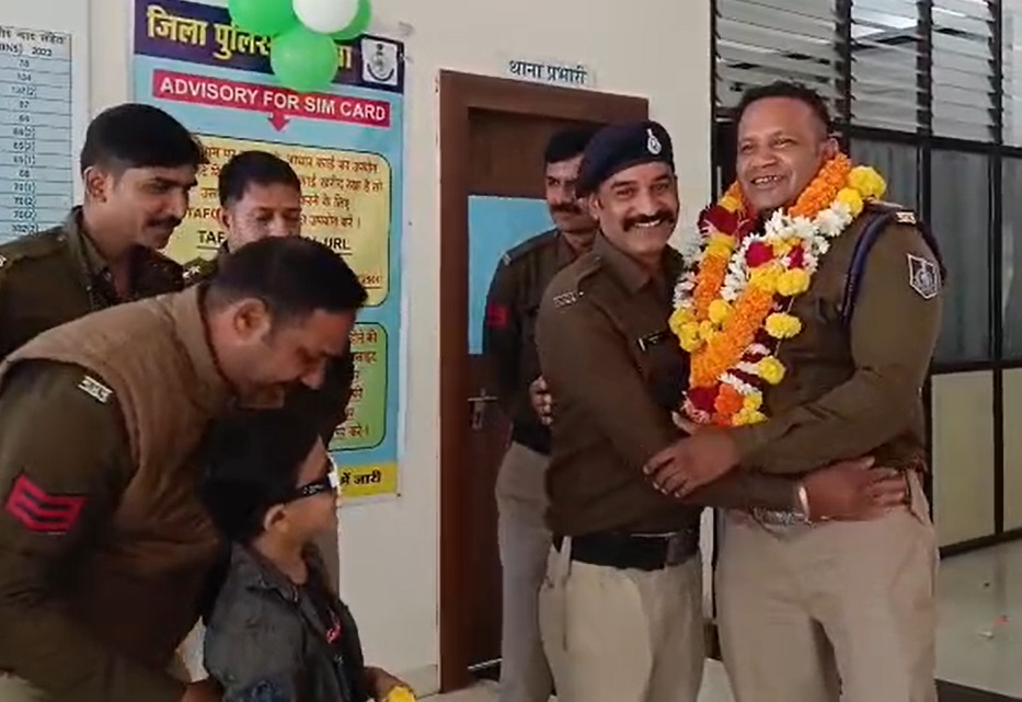PunjabKesari, Khandwa News, Police With People, Praveen Arya, Historic Farewell, Padam Nagar Thana, MP News, Emotional Farewell
