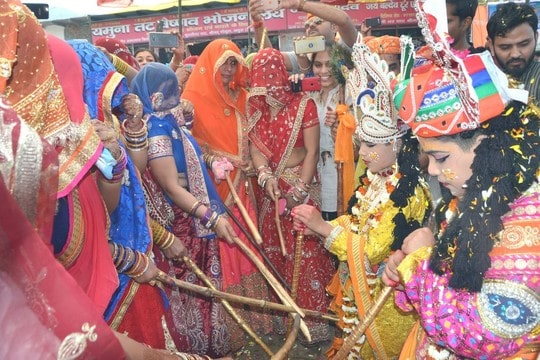 PunjabKesari, Chhadimar holi, mathura gokul, Chhadimar holi mathura gokul, Holi 2022, Braj Holi 2022, Holi 2022 in India, Hindu Festival, Hindu Festival Celebration, Dharm, Punjab Kesari