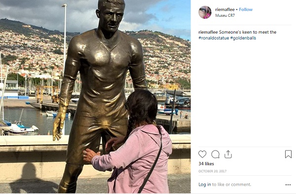 Football fans take sexy photos with Ronaldo Statue