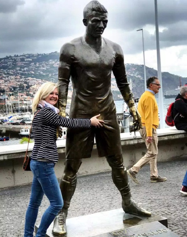 Football fans take sexy photos with Ronaldo Statue
