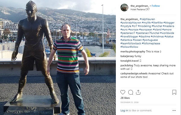 Football fans take sexy photos with Ronaldo Statue