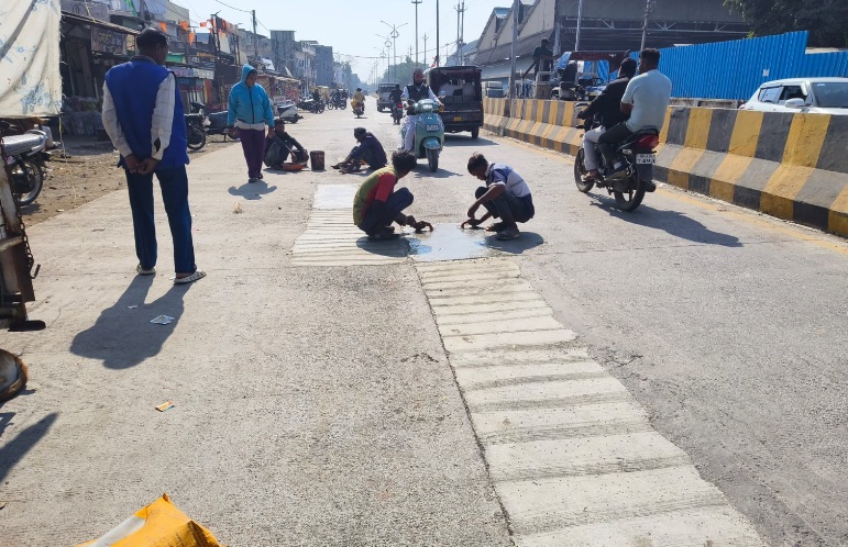 PunjabKesari, Four Lane Road, Corruption Allegations, Substandard Construction, Infrastructure Scam, Minister PA, Manilal Jain, Road Construction, Government Negligence, Contractor Irregularities, Public Safety