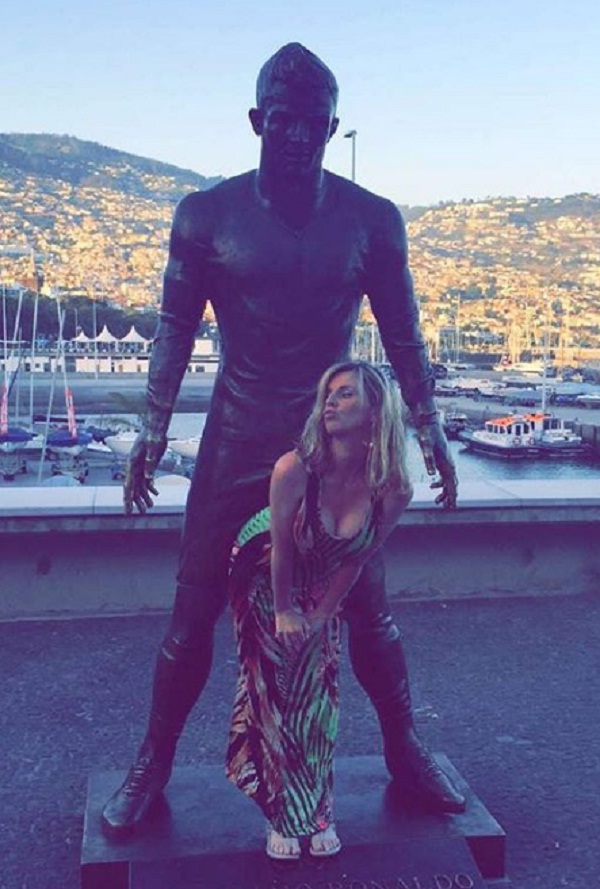 Football fans take sexy photos with Ronaldo Statue