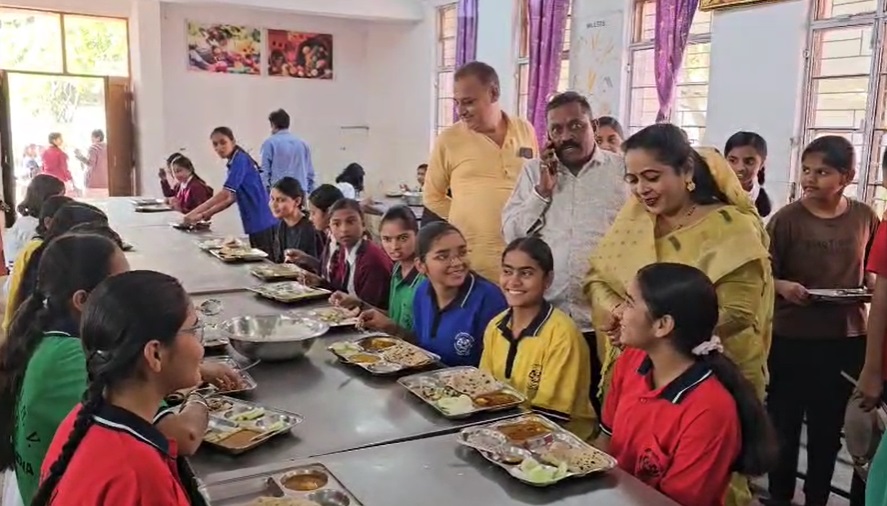 PunjabKesari, Pandhana MLA Chhaya More, Khandwa News, Jawahar Navodaya Vidyalaya, Student Welfare, Winter Support, Geyser Installation, School Inspection 