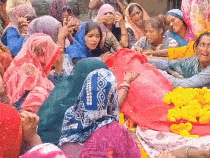 PunjabKesari, MP, Khanda, Durga Visarjan, Tractor Trolley Accident, Jitu Patwari, Congress, Relief Fund, Victims Families, Tragedy, Madhya Pradesh News, Disaster, ICU, Fatal Accident, Padhana, Ardla Dam, Religious Festival, MP Politics, Child Victims, Shock, National News 