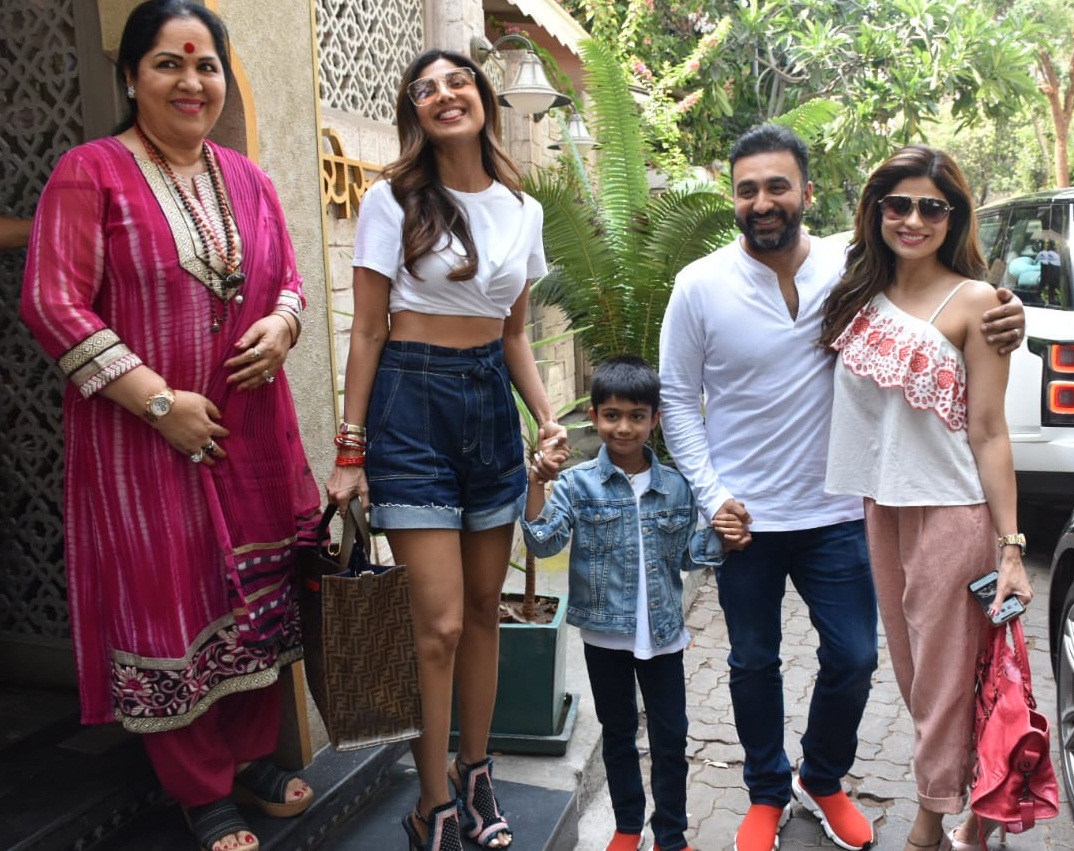 Bollywood Tadka,शिल्पा शेट्टी इमेज,शिल्पा शेट्टी फोटो,शिल्पा शेट्टी पिक्चर,राज कुंद्रा इमेज,राज कुंद्रा फोटो,राज कुंद्रा पिक्चर, वियान राज कुंद्रा इमेज,वियान राज कुंद्रा फोटो, वियान राज कुंद्रा पिक्चर, शमिता शेट्टी इमेज,शमिता शेट्टी फोटो,शमिता पिक्चर