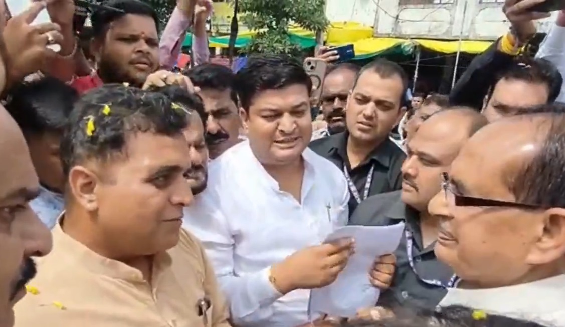PunjabKesari, Shivraj Singh Chauhan, Central Agriculture Minister, Sehore, Farmers Issues, Crop Insurance, Compensation, Congress Protest, Political News, Madhya Pradesh News, Government Scheme, Farmer Welfare, Soybean Crop, MP Politics 