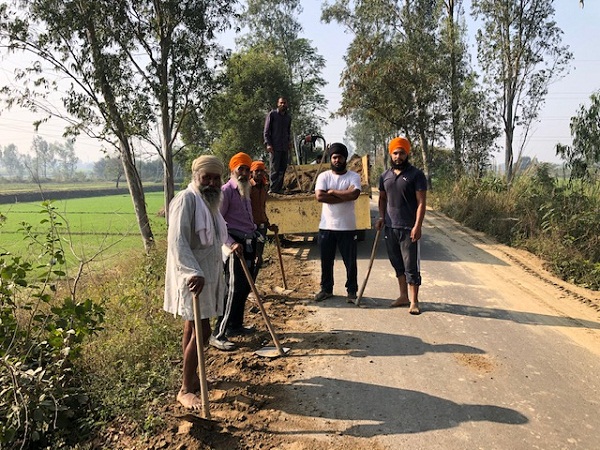 PunjabKesari, People started repairing the roads 