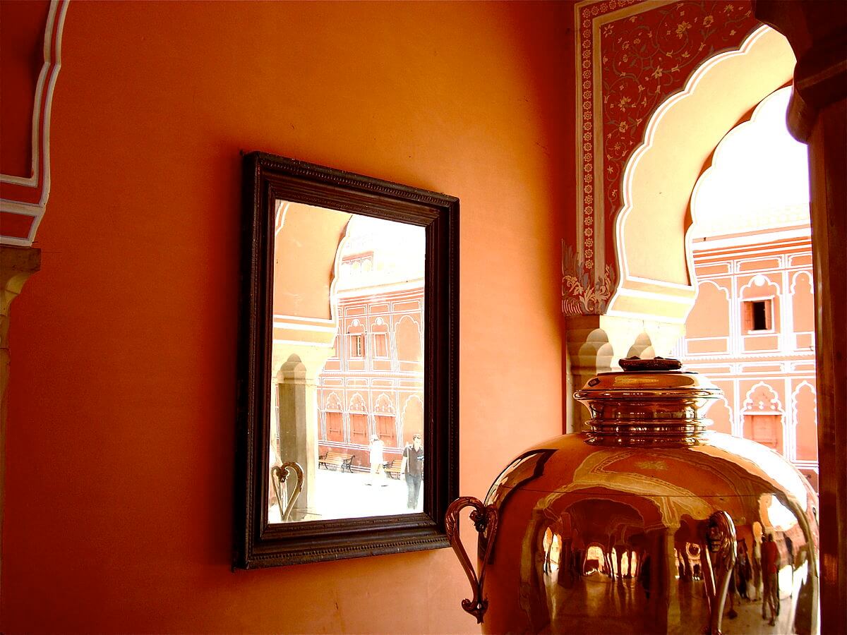 आज ही बदल दें अपने घर में रखे आईने की दिशा नहीं तो... vastu facts