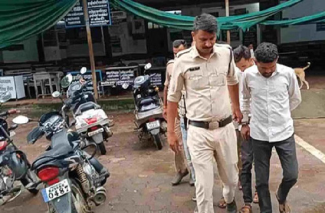 PunjabKesari, Ratlam, Madhya Pradesh, Conversion Case, Medical Conversion, Doctor Vikram, Police Action, Tanker Road, Tribal Area, Investigation, Mobile Check, Bank Account Verification, Hindu Organization, Crime News, MP News 
