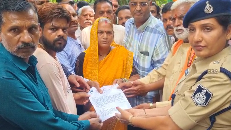 PunjabKesari , Hospital Negligence, Sehore Protest, Pregnant Woman Case, FIR on Family, Citizens Anger, Collector SP Complaint, Demand for Justice, Sehore News, MP Health System, Public Outrage