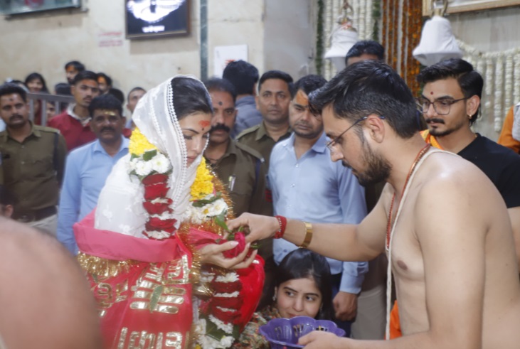 PunjabKesari, Jacqueline Fernandez, Mahakaleshwar Temple, Ujjain News, Bollywood Actress, Mahakal Darshan, Celebrity Visit, Religious News, Madhya Pradesh News