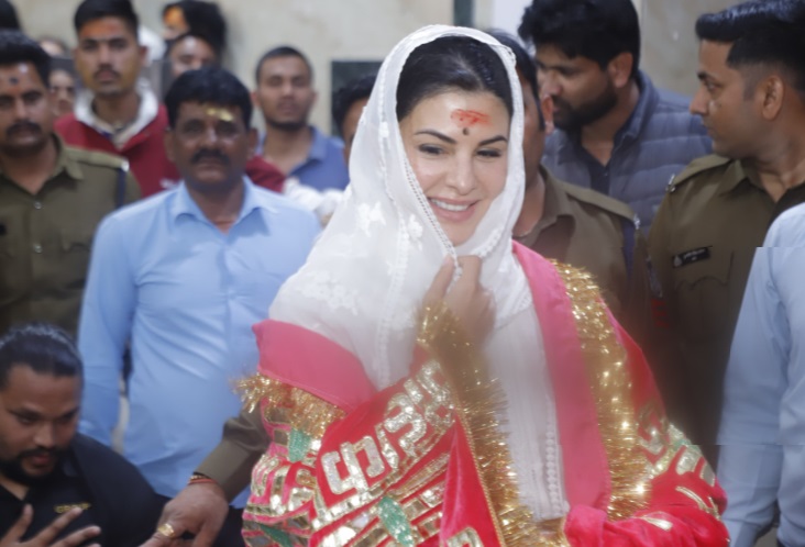 PunjabKesari, Jacqueline Fernandez, Mahakaleshwar Temple, Ujjain News, Bollywood Actress, Mahakal Darshan, Celebrity Visit, Religious News, Madhya Pradesh News