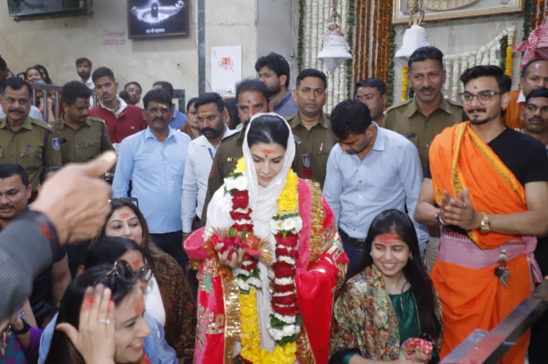 PunjabKesari, Jacqueline Fernandez, Mahakaleshwar Temple, Ujjain News, Bollywood Actress, Mahakal Darshan, Celebrity Visit, Religious News, Madhya Pradesh News