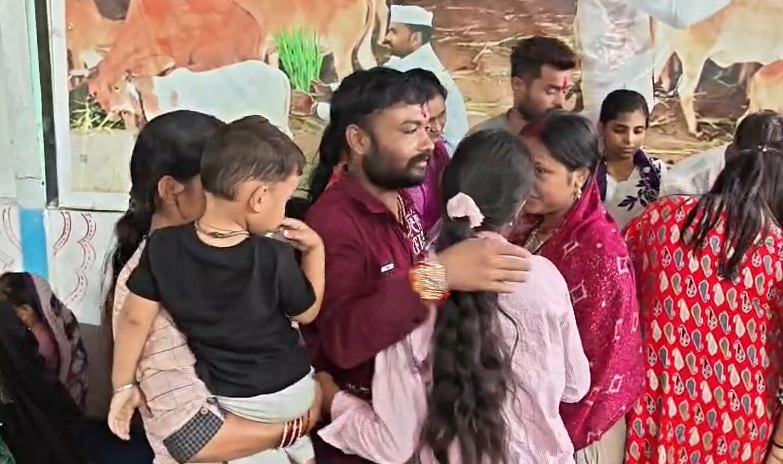 PunjabKesari, Raksha Bandhan, Indore Central Jail, Indore News, Rakhi Celebration, Raksha Bandhan 2026, Prison News, Jail News, Sister Brother Love, इंदौर केंद्रीय जेल, इंदौर जेल रक्षाबंधन, रक्षाबंधन 2026, जेल में रक्षाबंधन, बंदी भाइयों को राखी, इंदौर न्यूज, मध्य प्रदेश न्यूज