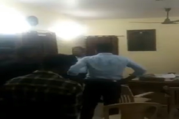 PunjabKesari, Chhattisgarh News, Jagdalpur news, Strong Room, Congress, EVM, 3boys, Police, Beating,छत्तीसगढ़ न्यूज,जगदलपुर न्यूज,स्ट्रांग रूम,युवक,पुलिस,मारपीट,कांग्रेस