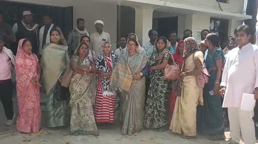 PunjabKesari, Bijadandi, Mandla, MP News, Panchayat Issue, CEO Controversy, Basanti Dubey, Political News, Rural Development, Breaking News