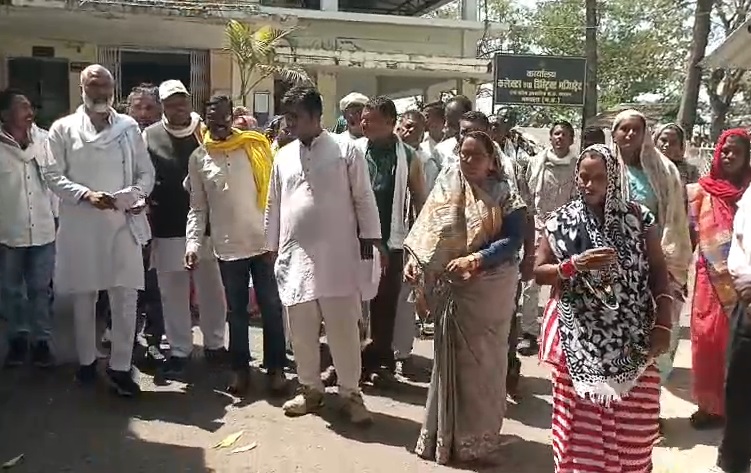 PunjabKesari, Bijadandi, Mandla, MP News, Panchayat Issue, CEO Controversy, Basanti Dubey, Political News, Rural Development, Breaking News