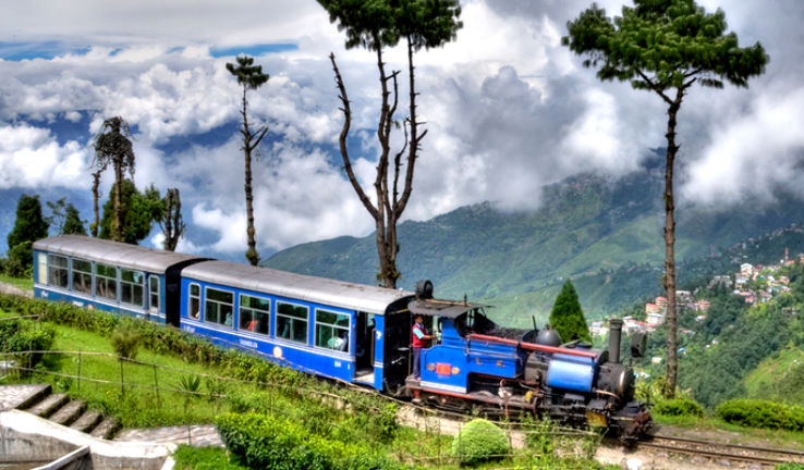 PunjabKesari, Nari, Toy train Image, Darjeeling Himalayan Railway Image