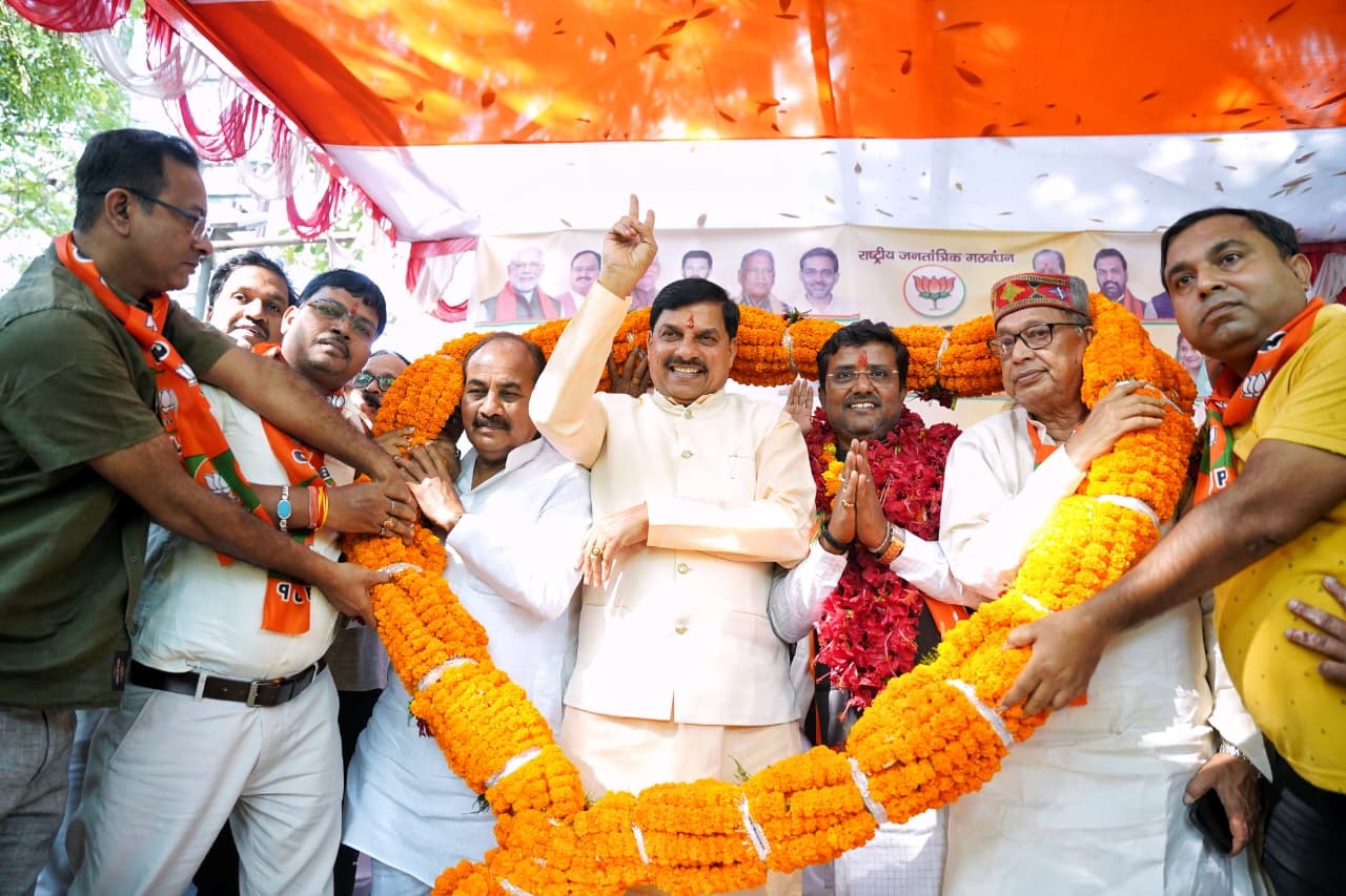 PunjabKesari, Bihar Elections 2025, CM Mohan Yadav, Nitish Kumar, NDA Hat-trick, Patna Rally, Vikram Constituency, Kumharar Constituency, BJP, Political Campaign, Bihar Assembly Elections