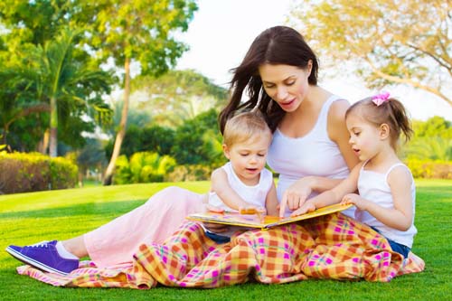 PunjabKesari, baby playing with mom