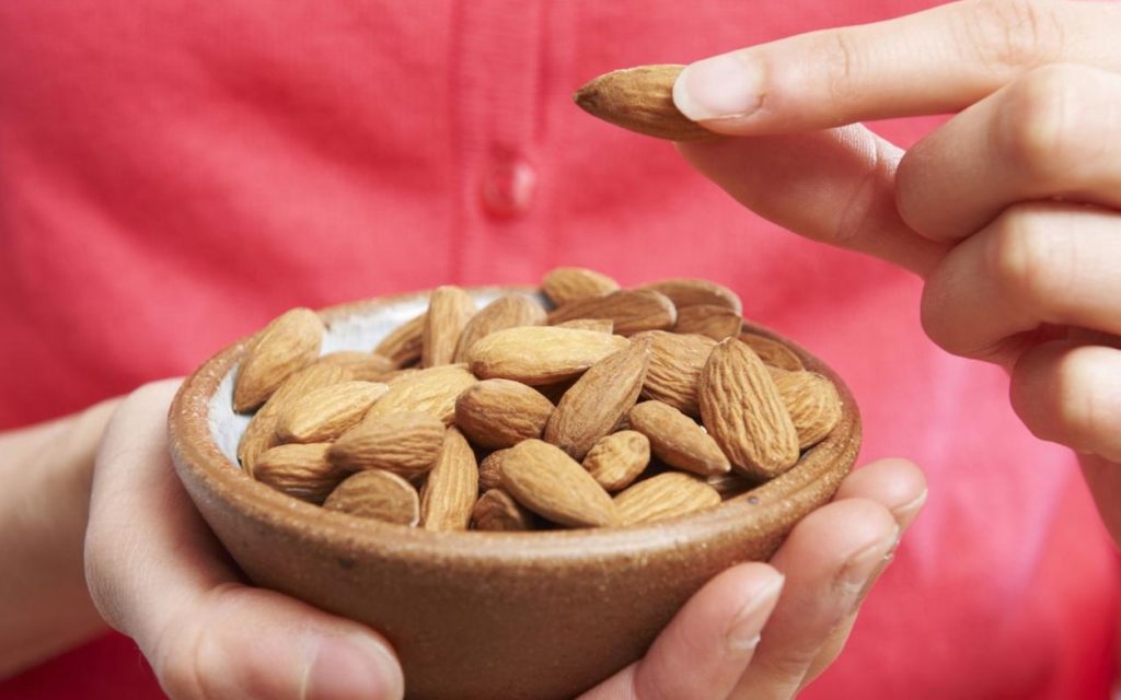 PunjabKesari, Nari, Almond image, dry fruits