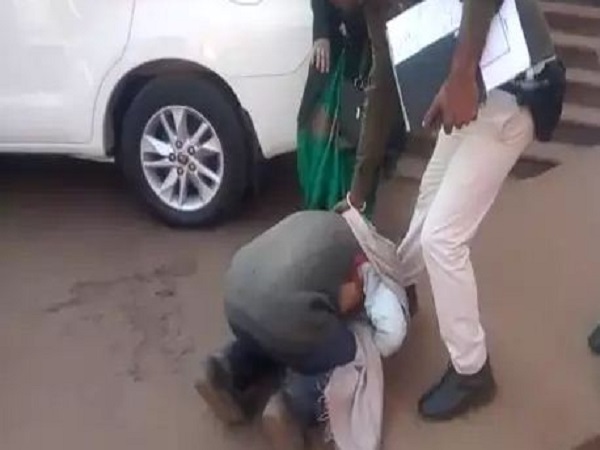 PunjabKesari, Madhya Pardesh Hindi News, Shivpuri Hindi News, Shivpuri Hindi Samachar, Jyotiraditya scindia, Reprimanded, Collector, Farmer Ajeeta