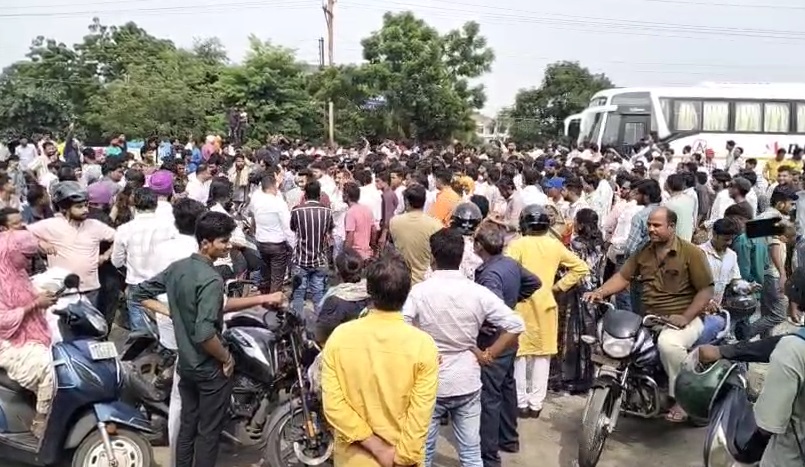 PunjabKesari , Indore, Sanwer Road, MLA Bus Accident, Family Death, Road Protest, Chakka Jam, Traffic Block, Goloo Shukla, Madhya Pradesh News, Accident News, Road Safety, Tragic Incident, Public Anger, Non-intentional Homicide 