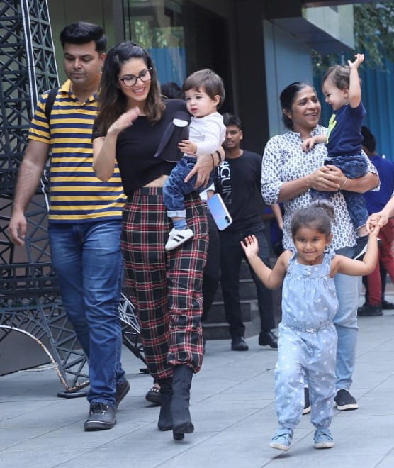 Bollywood Tadka, सनी लियोन इमेज, सनी लियोन फोटो, सनी लियोन पिक्चर, नोआ सिंह वेबर इमेज, नोआ सिंह वेबर फोटो, नोआ सिंह वेबर पिक्चर, तैमूर अली खान इमेज, तैमूर अली खान फोटो, तैमूर अली खान पिक्चर, निशा सिंह वेबर, निशा सिंह फोटो, निशा सिंह पिक्चर,