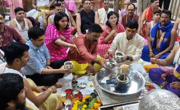 PunjabKesari, Ujjain, Mahakaleshwar Temple, Dhanteras, Mahapooja, Silver Coins Offering, Hindu Festival, Shani Pradosh, Kubera Pooja, Lord Mahakal, Pilgrims, Religious Rituals 
