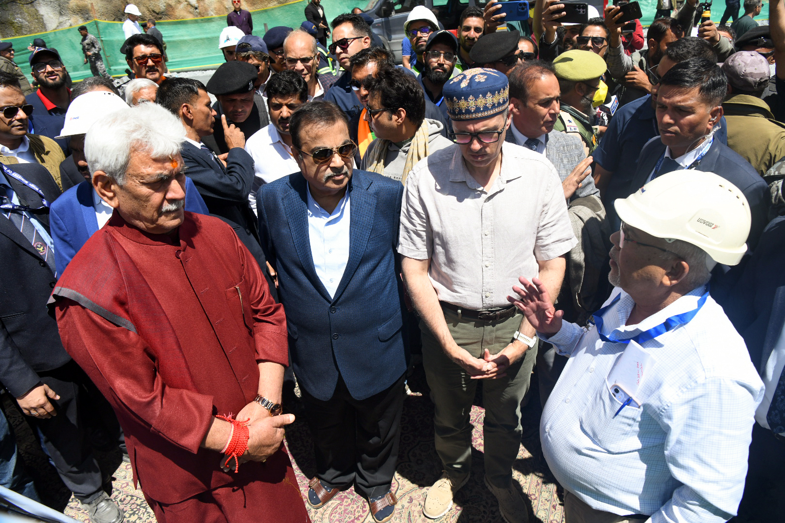 PunjabKesari, CM Abdullah and LG Sinha glad on Zojila Tunnel Breakthrough