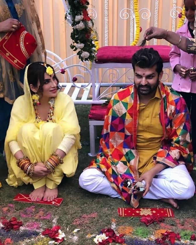 PunjabKesari, Yuvraj Mansi Wedding Image, Mansi Sharma Bridal Look