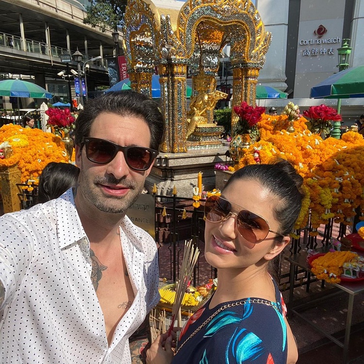 Bollywood Tadka, Sunny Leone In Temple