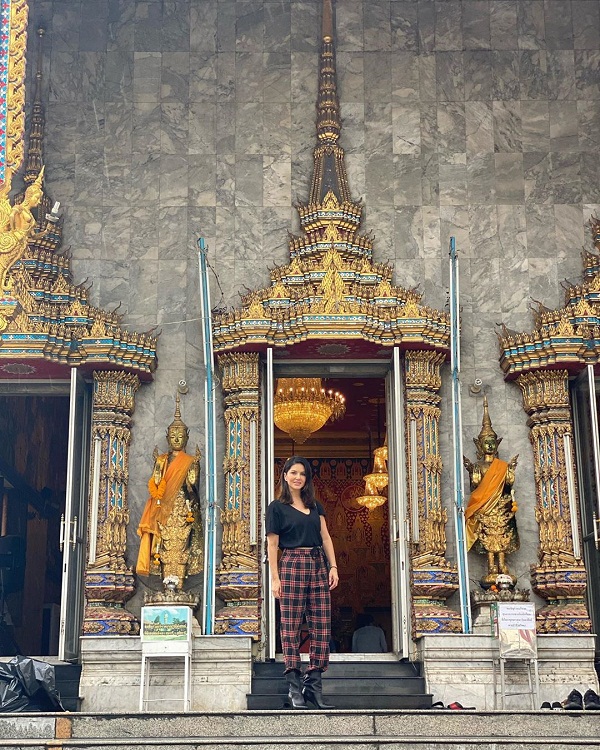 Bollywood Tadka, Sunny Leone In Temple