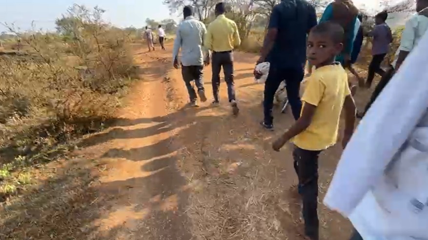 PunjabKesari, Dongargarh, Rajnandgaon, Chhattisgarh, Rural Roads, Infrastructure Failure, Development Claims, Ground Reality, Village Road Issue, Farmers Problem 